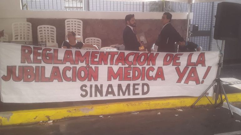 Médicos toman una sede de Hacienda y exigen reglamentación de ley - Nacionales Paraguay ⊛ ▷【Noticias e informaciones útiles de nuestra hermosa tierra GUARANÍ】-lazy placeholder