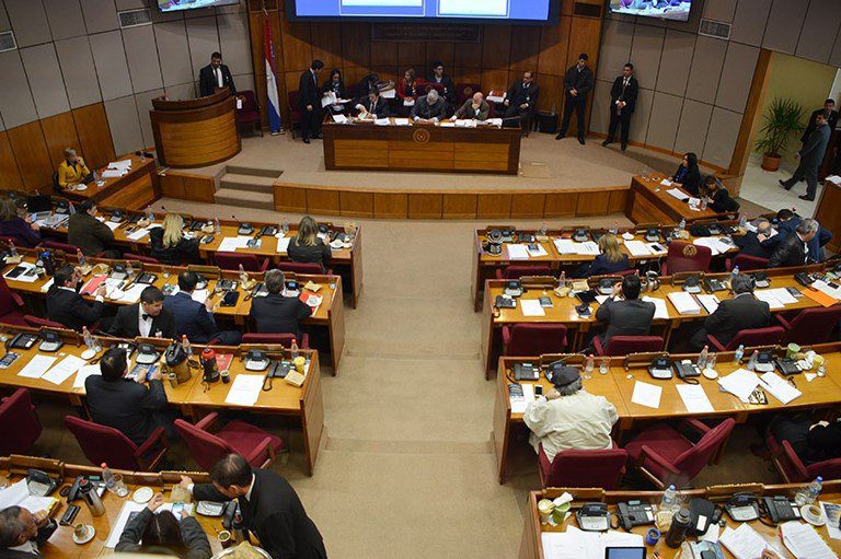 Senadores dejan sin quórum sesión para tratar prohibición las contrataciones de parientes