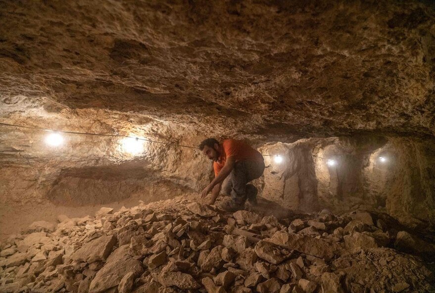 Un arqueólogo trabajando en la cueva del hallazgo