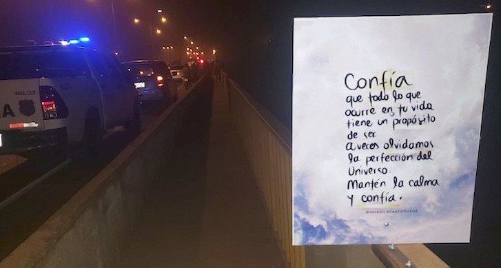 carteles pequeños en el puente “Costa Cavalcanti”, con mensajes de esperanza de vida