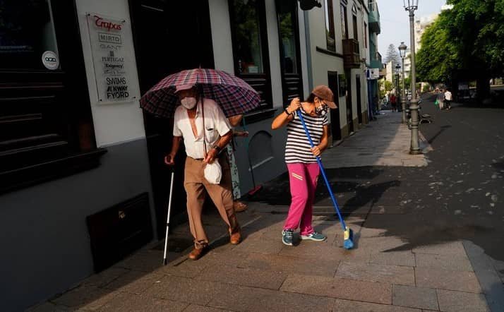 Un hombre se protege con un paraguas en la isla de La Palma REUTERS Juan Medina