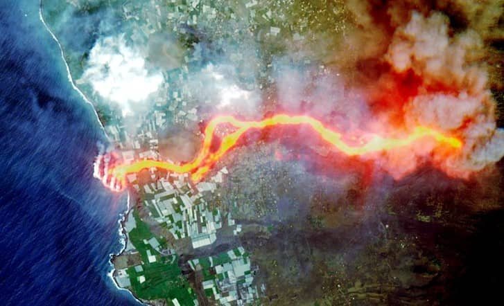Una-imagen-satelital-muestra-el-derrotero-de-la-lava-en-la-isla-de-La-Palma